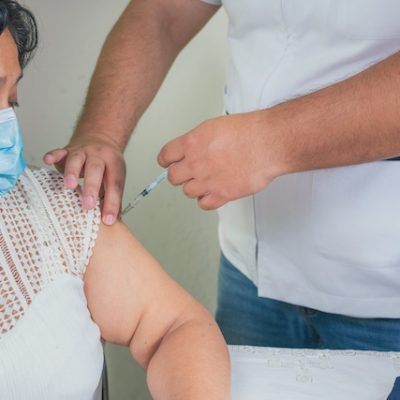 Woman with obesity receiving a vaccine.